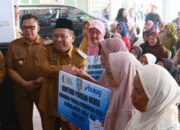 Tekan Inflasi, Jombang Salurkan Bantuan Beras CPP ke 277 Titik