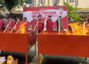 506 Ribu Batang Rokok Ilegal dan 66 Botol Miras Dimusnahkan di Lamongan