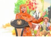 Khofifah Mendukung Sang Saka Merah Putih Tetap Berkibar