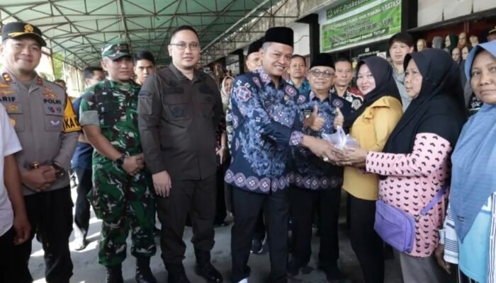 Stabilisasi Harga Selama Ramadhan, Bupati dan Wabup Blitar Tinjau Operasi Pasar