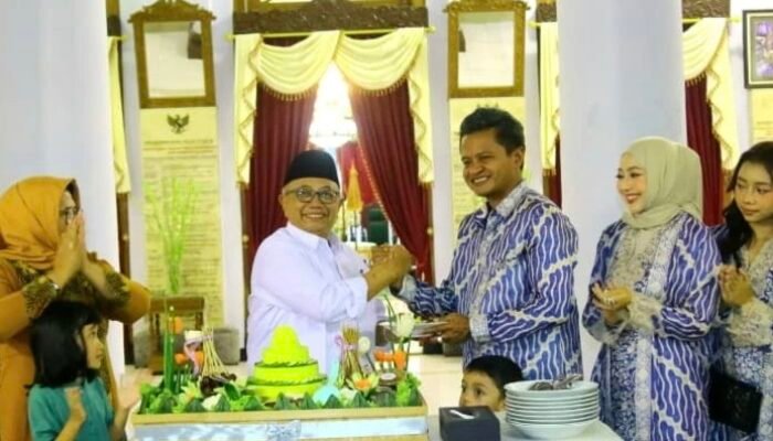 Pulang Retret, Bupati dan Wabup Blitar Potong Tumpeng di Pendopo RHN