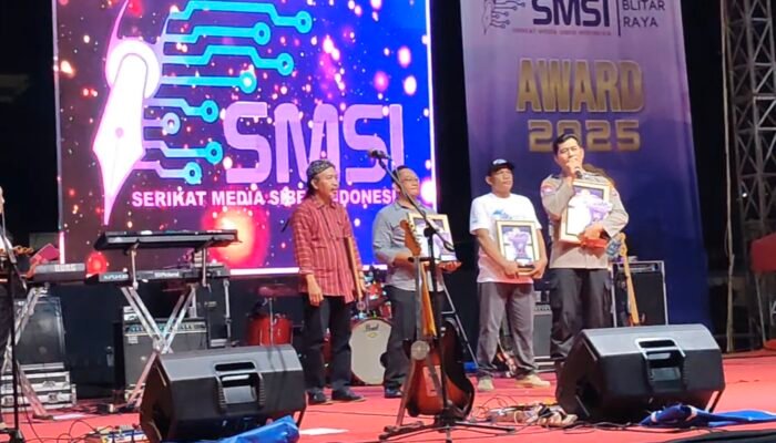 Dapat Penghargaan SMSI Award 2025, Eks Wabup Blitar Malah Senggol Mak Rini