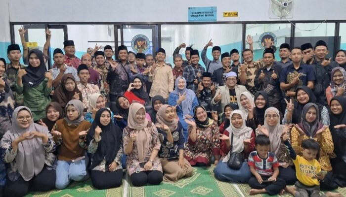 SPPG Sumberingin Berbagi Takjil, 75 Relawan Terima Parsel Lebaran dan Menu Istimewa MBG