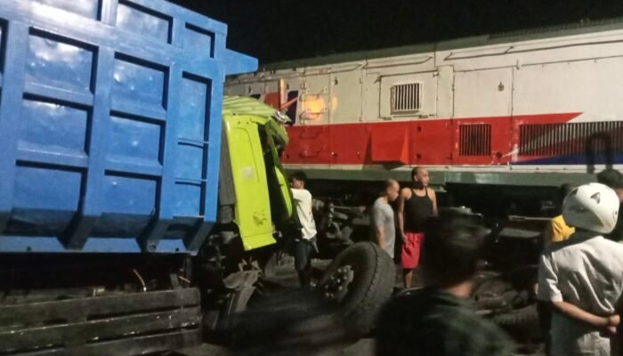 KA Dhoho Vs Truk Pasir: Tabrakan Keras Gegerkan Warga Gedog Blitar