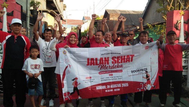 Semarak Kemerdekaan, Warga Gunung Anyar Gelar Jalan Sehat