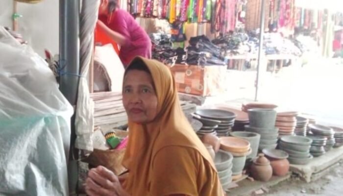 Sentuhan Klasik Tak Lekang Waktu,Gerabah dan Perabot Tradisional Tetap Jadi Primadona di Pasar Trenggalek