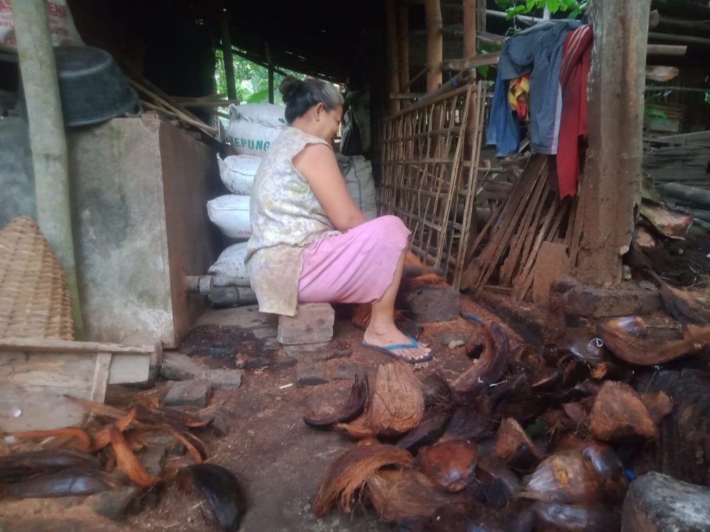 Serabut Kelapa, Bahan Baku Pengrajin Sapu dan Keset, Jadi Tumpuhan Hidup