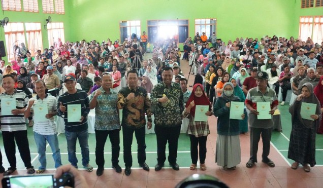 Serahkan Ratusan Sertifikat PTSL, Pemkab Kediri Komitmen Percepat Legalitas Hak Tanah ke Warga