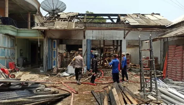 Si Jago Merah Melahap Toko Bangunan 999 Gandusari Blitar, Kerugian Ditaksir Rp500 Juta