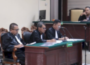 Sidang perdana kasus dugaan korupsi mantan Wali Kota Madiun Maidi mengungkap aliran dana izin perumahan yang berkedok sumbangan CSR.