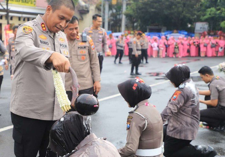Siraman Bunga Sambut Kenaikan Pangkat Ratusan Polisi Kediri, Bukti Dedikasi Berbuah Prestasi
