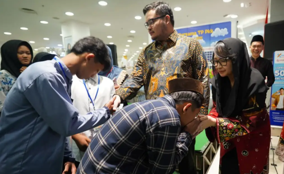 Sisi Humanis Mas Dhito dan Mbak Cicha Saat Bahagiakan Anak Yatim Kediri