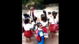 Siswa SD Menangis Ketakutan Nyaris Disapu Banjir saat Berangkat Sekolah