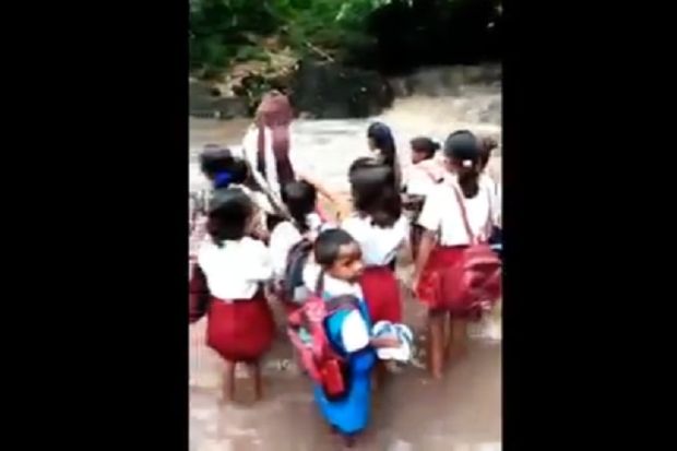 Siswa SD Menangis Ketakutan Nyaris Disapu Banjir saat Berangkat Sekolah