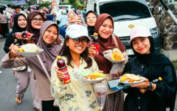 Solusi Cerdas Bantu Mahasiswa Irit UNESA Bagikan Ribuan Takjil Gratis Tiap Hari Guna Ringankan Beban Ekonomi Di Bulan Ramadan