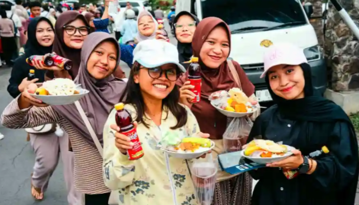 Solusi Cerdas Bantu Mahasiswa Irit UNESA Bagikan Ribuan Takjil Gratis Tiap Hari Guna Ringankan Beban Ekonomi Di Bulan Ramadan