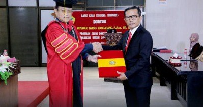 Sosok Inspiratif, Abdi Dahulu Anak Loper Koran Kini Jadi Doktor