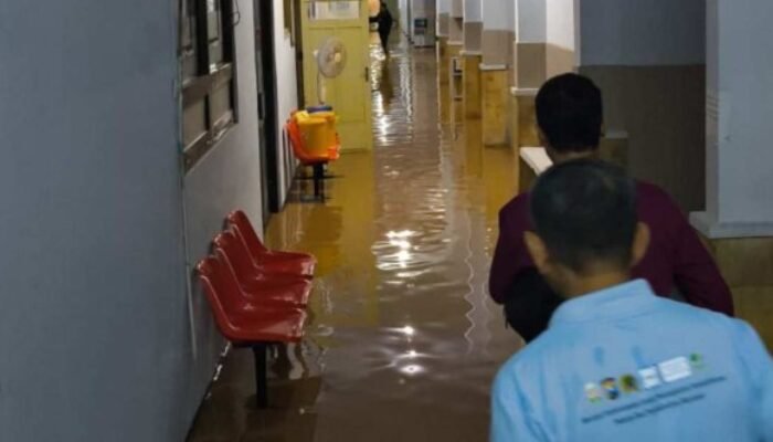 Sungai Ngasinan Meluap, Sempat Genangi Area Rawat Jalan RSUD dr. Soedomo Trenggalek