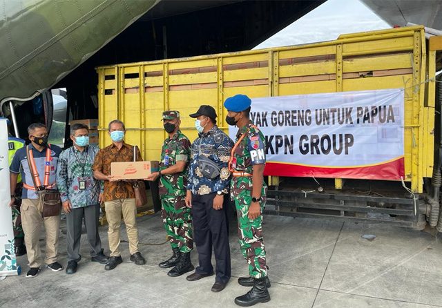 Didukung TNI AU, Kemendag Pasok 52.800 Liter Minyak Goreng ke Papua