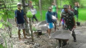 TNI Gotong Royong dengan Warga Nambal Jalan Berlubang