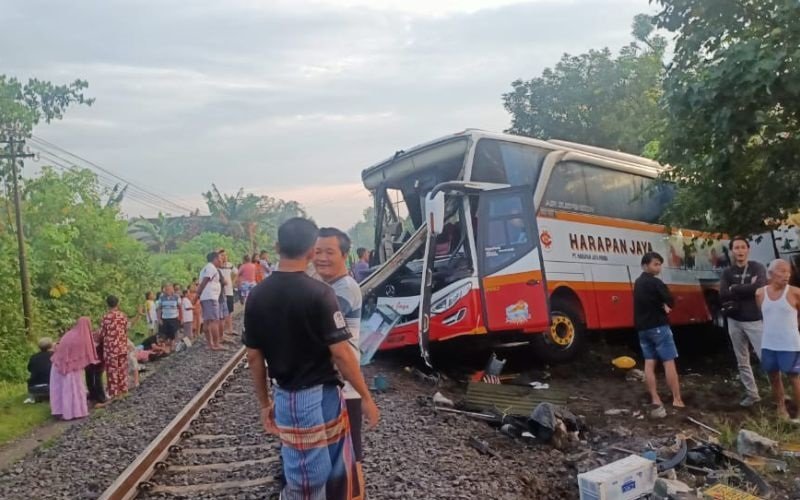 Tabrakan Bus Harapan Jaya vs Kereta Api, Penumpang Terlempar dan Terjepit Bodi