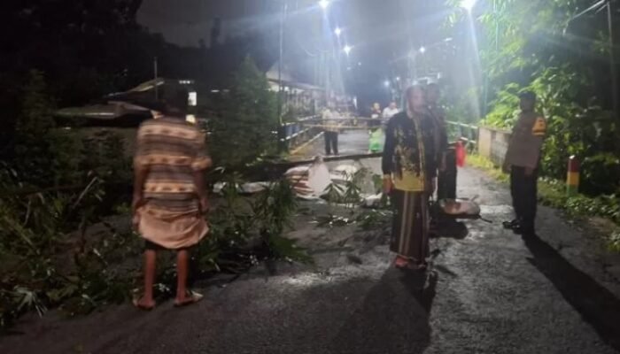Tulungagung Didera Bencana, Talut Jembatan Brenggolo Runtuh Diterjang Badai