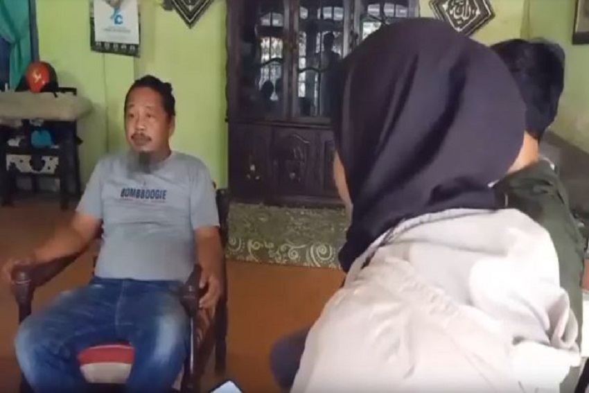 Tangis Nurhayati Pelapor Korupsi Dana Desa PecahDengar Kabar Kasusnya Dihentikan