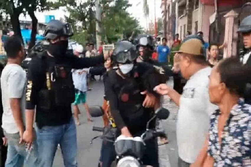 Tawuran Berdarah Pecah di Makassar, Puluhan Emak-emak Marahi Polisi