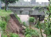 Terisolasi Longsor, Akses Vital Enam Keluarga di Gandusari Terancam Putus