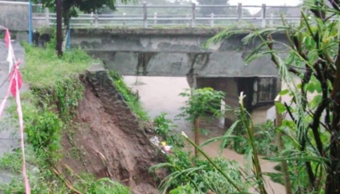Terisolasi Longsor, Akses Vital Enam Keluarga di Gandusari Terancam Putus