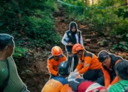 Tim BPBD lakukan evakuasi pendaki Gunung Klotok Kediri yang mengalami dislokasi kaki usai terpeleset di jalur pendakian curam.