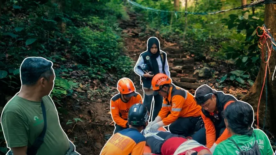Tim BPBD lakukan evakuasi pendaki Gunung Klotok Kediri yang mengalami dislokasi kaki usai terpeleset di jalur pendakian curam.
