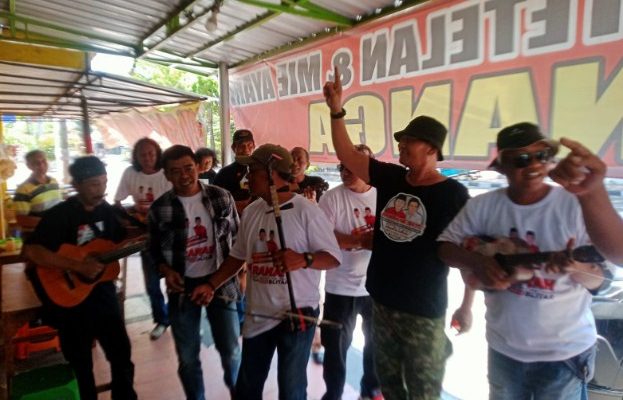 Tim Relawan Bambang-Bayu Bersama Pengamen Lokal Turun Ke Jalan Kota Blitar