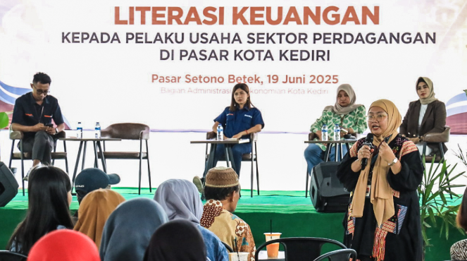 Tim TPAKD Kota Kediri Perkuat Literasi Keuangan di Pasar Setono Betek,