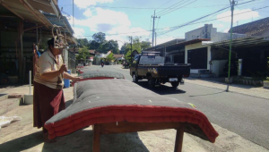 Tradisi “Mepe Kasur”: Mengenal Tradisi Unik Suku Using di Desa Kemiren