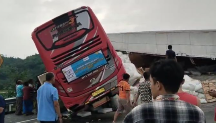 Tragedi Berdarah Bus Indorent Jakarta Malang Terguling di Tol Ngawi Pramugari Tewas dan 32 Penumpang Luka Akibat Kecelakaan Tunggal