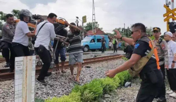 Tragedi Maut di Magetan, Kereta Api Hantam Tujuh Kendaraan, Empat Nyawa Melayang