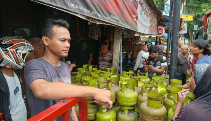 Tragis! Lansia di Tangsel Meninggal Setelah Antre Gas Elpiji 3 Kg Berjam-Jam