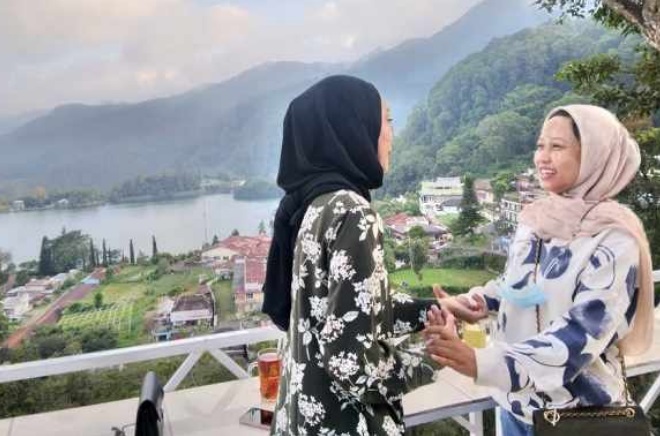 Tren Warung Model Rooftop Yang Menawarkan View Telaga Sarangan di Magetan