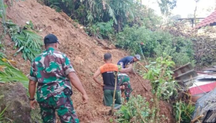 Trenggalek Didera Longsor Tengah Malam: Tebing Setinggi Rumah Ambrol, Kerugian Jutaan Rupiah!