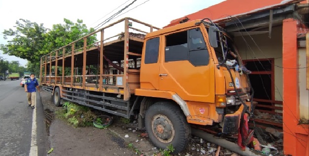 Truk Tronton Hantam Kios dan Kantor Pos, Sopir Mati