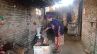 Usia Boleh Renta, Semangat Kerja Tak Pernah Pudar, Nenek Ini Jualan Sapu Lidi Untuk Hidup Seorangdiri