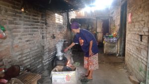 Usia Boleh Renta, Semangat Kerja Tak Pernah Pudar, Nenek Ini Jualan Sapu Lidi Untuk Hidup Seorangdiri