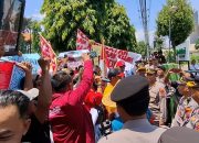 Tuntut Pencopotan Ketua LMDH, Warga Desa Satak Puncu Kediri Blokir Jalan dan Bawa Foto Presiden