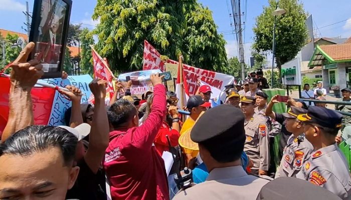 Tuntut Pencopotan Ketua LMDH, Warga Desa Satak Puncu Kediri Blokir Jalan dan Bawa Foto Presiden