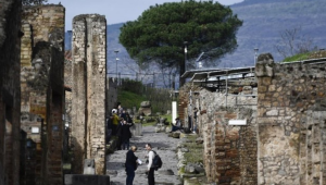 Turis Inggris Ukir Inisial di Pompeii, Terancam Denda 60.000 Euro!