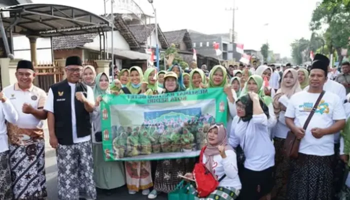 Unik dan Kompak, Ratusan Warga Betet Kediri Olahraga Pakai Sarung Peringati Hari Santri 2026