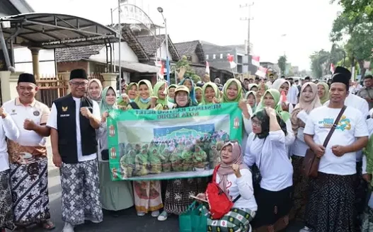 Unik dan Kompak, Ratusan Warga Betet Kediri Olahraga Pakai Sarung Peringati Hari Santri 2026 1 Unik dan Kompak Ratusan Warga Betet Kediri Olahraga Pakai Sarung Peringati Hari Santri 2026