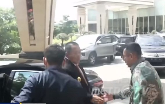 Usai Viral Jalan Rusak, Skandal Pajak Mobil Dinas Gubernur Lampung Membuat Heboh