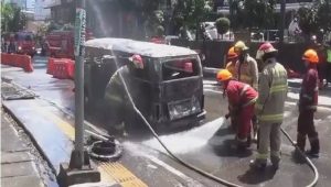 VW Combi Antik Hangus Terbakar Dekat Penyekatan Ganjil Genap di Bandung